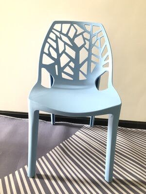 Хорошая цена Штабелируемый современный пластиковый стул с размерами сиденья 45 В 42 Ш 40 Г см для банкетных залов, залов для мероприятий и зон ожидания онлайн